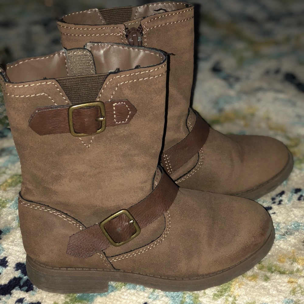 Used girls brown boots!